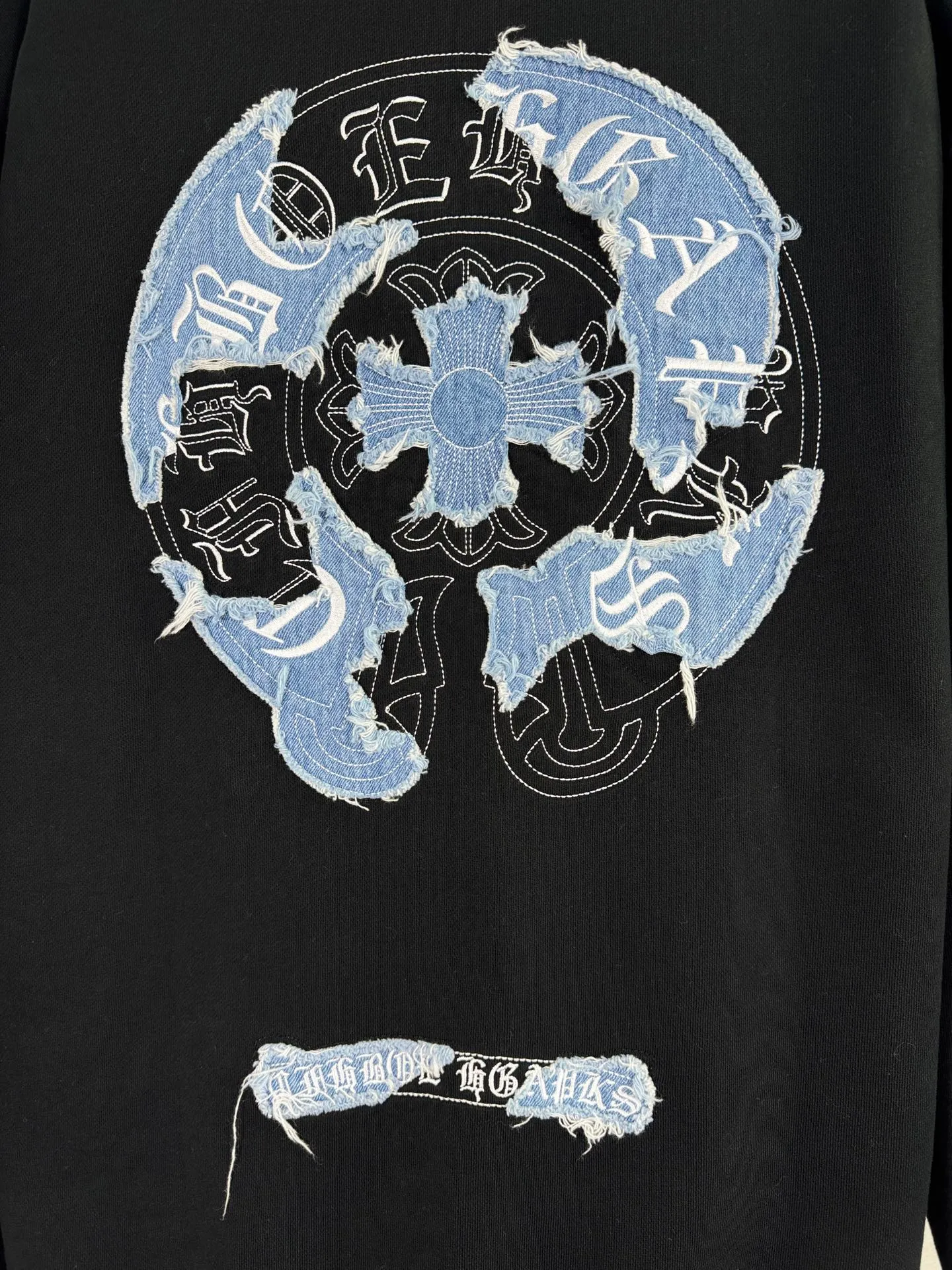 P260 top version, real shot without P, ​​different from market currency) 𝗖𝗵𝗿𝗼𝗺𝗲 𝗛𝗲𝗮𝗿𝘁𝘀/Cro Heart 2025 Patch Embroidery Autumn and Winter New Original Single Counter American Acid Washed Distressed Laser Burnt Patch Embroidery Couple Casual Sweater 👑The highest version! Customized fabric 440g tripe terry fabric! American acid-washed and distressed original fabric laser burnt ✟appliqué embroidery and exquisite embroidery of letters! The best-selling model in the counter, very comfortable to wear. Accessories: original molded and authenticated collar label➕100% silk wash label. Genuine purchase-grade original hangtag➕matching hanging rope➕3D hanging beads➕original packaging bag. Craftsmanship: The original version has consistent wiring! The highest version of the armhole matching technique! Color: White Black Size: S M L XL Style Number: 25-309